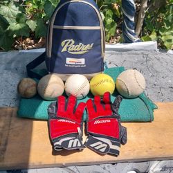 5 handball and baseball all on good condition. It's come also withe glove and padre back.