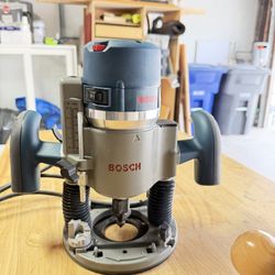 Bosch Router + Plunge Base & Fixed Base – Great Condition