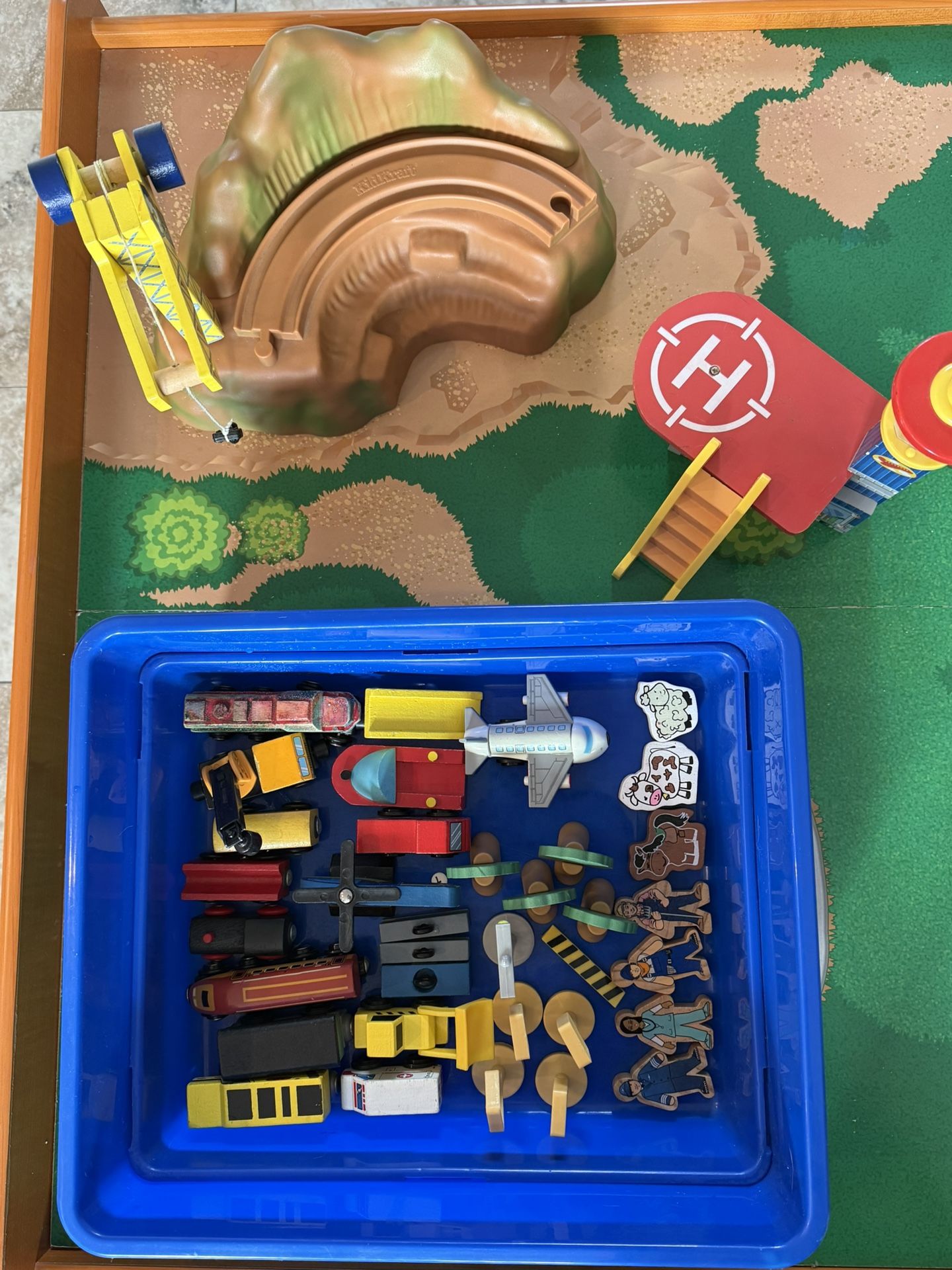 Kidcraft Around Town Table