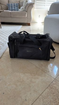 Delta cat carrier