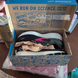 Brand New Never Worn Women's 8.5 Size Brooks Shoes