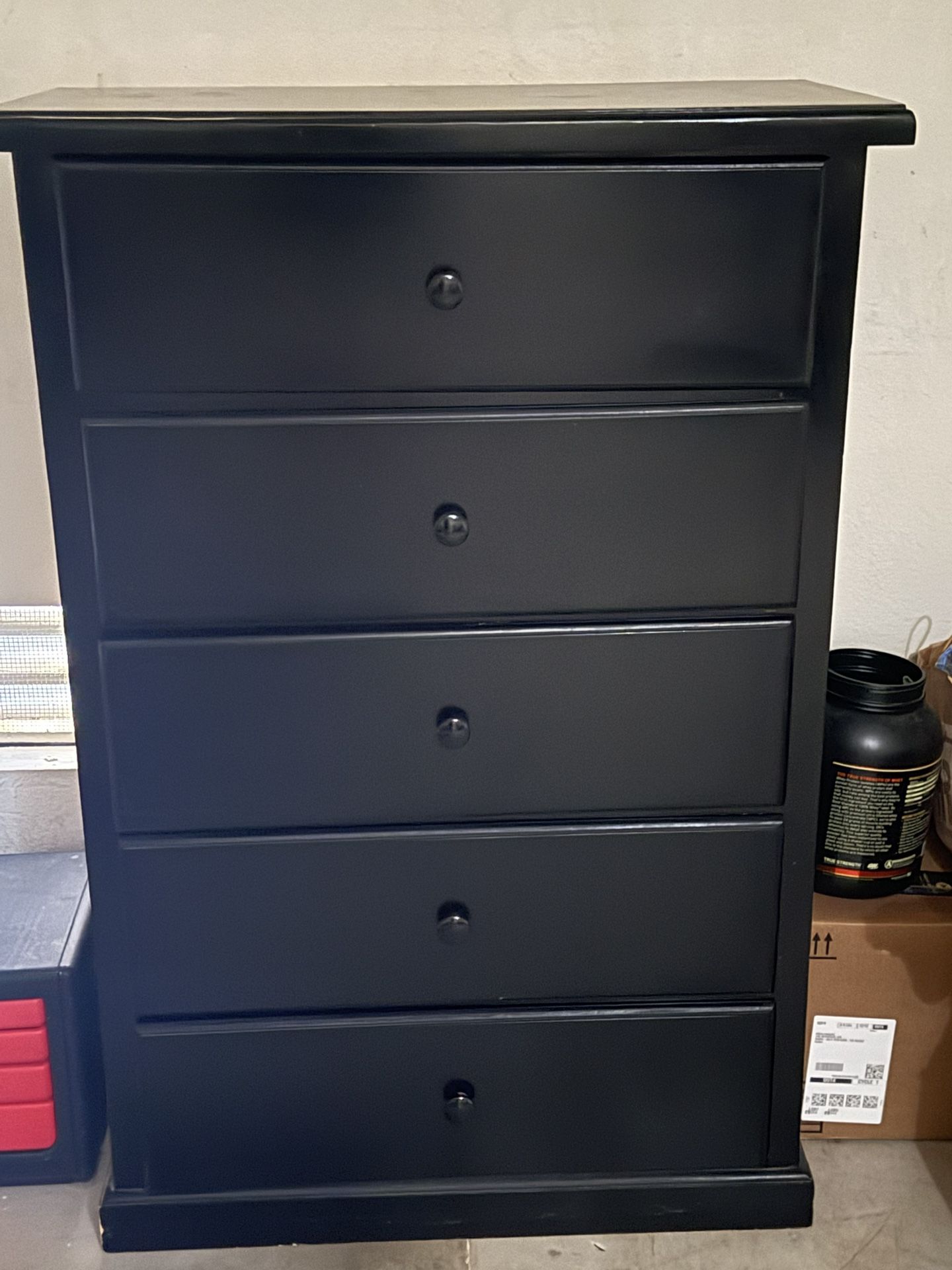 Black 5 Drawer Dresser In Good Condition