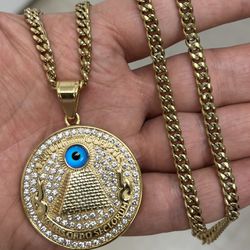 24” long cuban necklace available in different lengths and gold stainless steel  pendant made to last  top quality guarantee 💯💯💯 