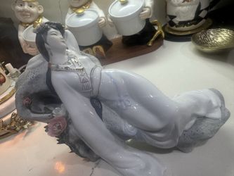 Porcelain Japanese lady figurine