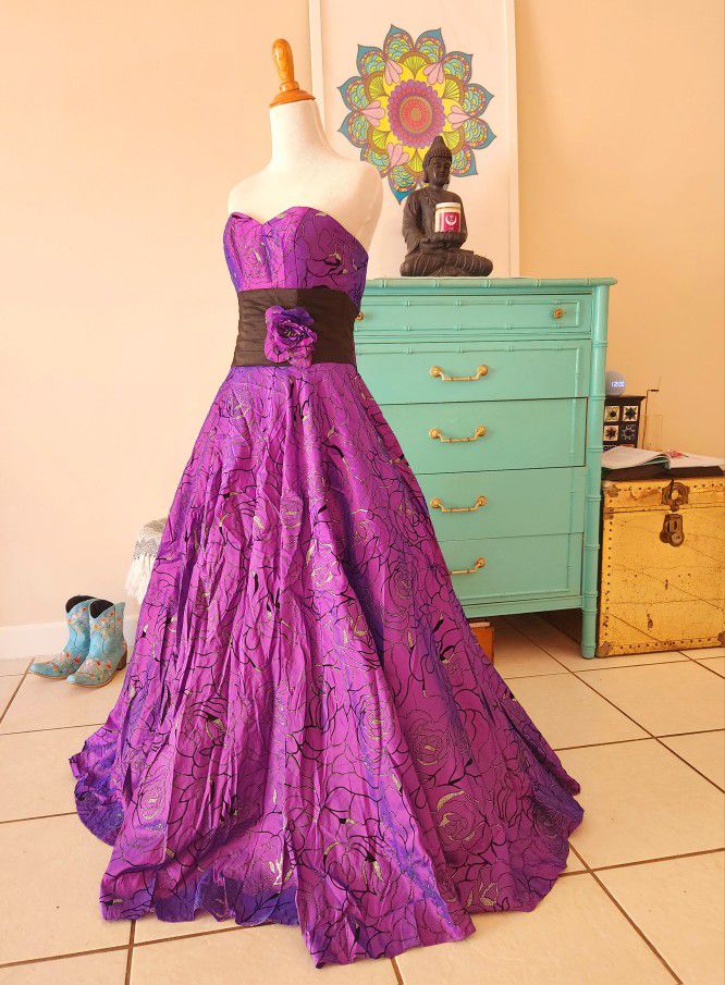 Purple Iridescent

Gown XSMALL 