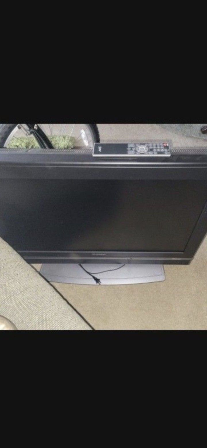 Sylvania TV 47" with Remite & Guide