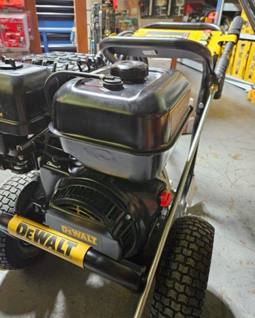 DEWALT GAS 4400 PSI PRESSURE WHASHER HEAVY DUTY LIKE NEW 