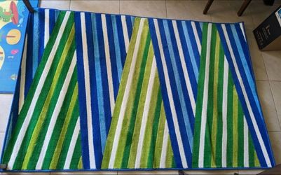 Indoor rug. 6'7" x 4'4". NEW
