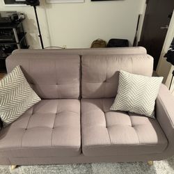 Grey Love Seat In Excellent Condition 