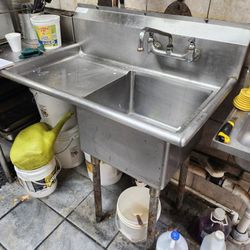 Commercial Restaurant 1 Compartment Sink Stainless Steel Veggie Sink Prep Sink Vegetable Sink with Faucet
39" L x 25" D
Compartment is 18" x 18" x11" 
