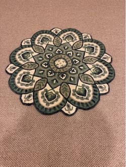 Round Accent Rug – 4’11” – Green & Cream Floral Medallion Design – Excellent Condition