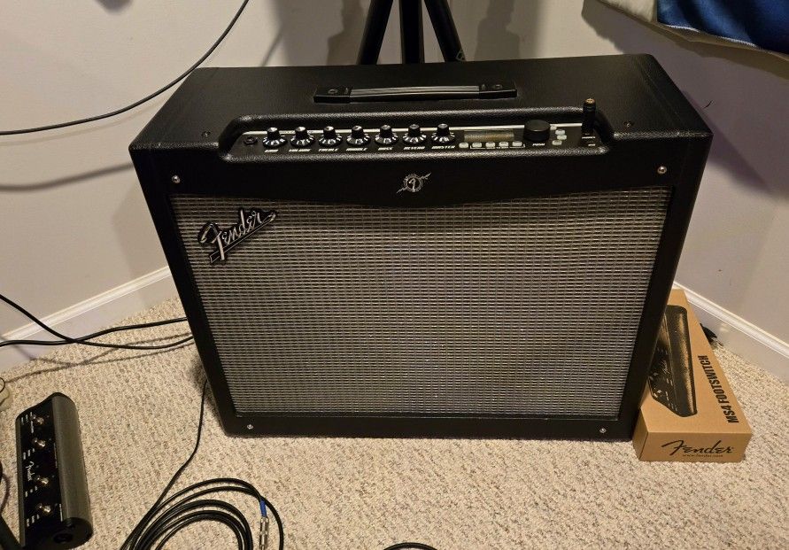 Fender Mustang Amp w/Footswitch & Dust Cover