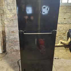 Magic Chef 10.1 cu. ft. Top Freezer Refrigerator in Black