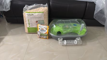 Hamster cage , hamster bedding  e food .