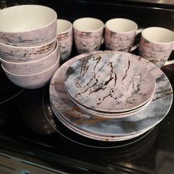 Dinnerware 16 Piece.  Like New!