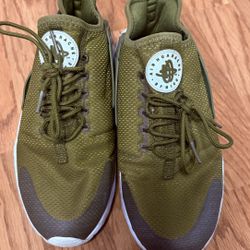 Nike Air Huarache Run – Olive Green / White – Men’s Size 10 (EU 42)  💰 Price: $65 (or best offer)