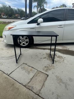 Desk with headphone holder