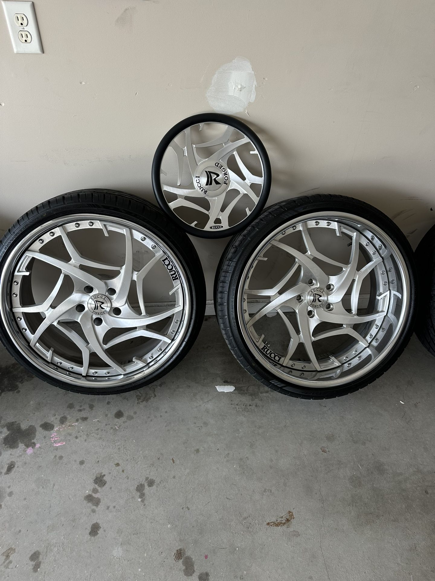 22 Inch Rucci Wheels w/ Steering Wheel 