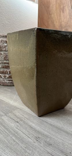 Green square tapered planter