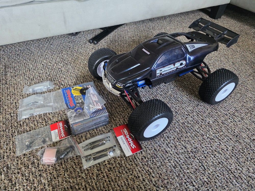 TRAXXAS REVO 3.3