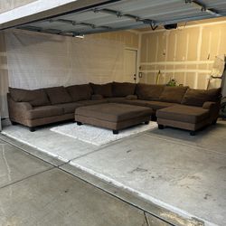 HUGE Rc Willey Brown 4Pc Sectional (Delivery Available)