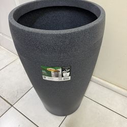 V IGORO - 17 in REMY Planter for Indoor/outdoor use