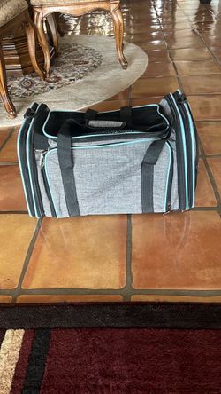 Dog carrier/cat carrier