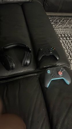 Turtle beach mic stealth 600, 2 Xbox controller!
