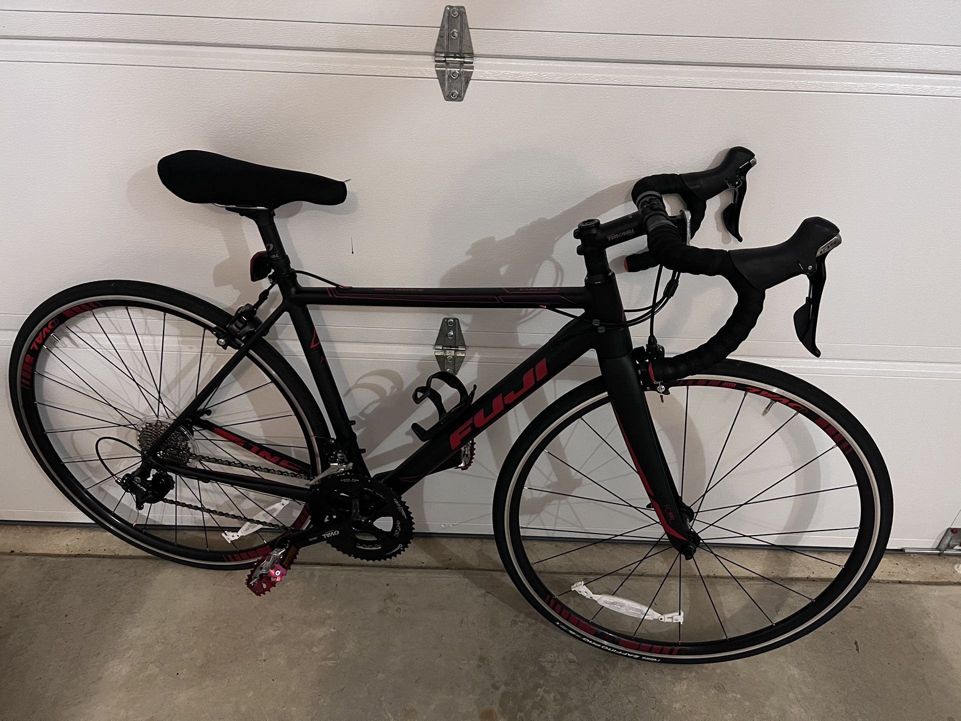 Fuji Roubaix 1.3 Road Bike - like new - upgrades