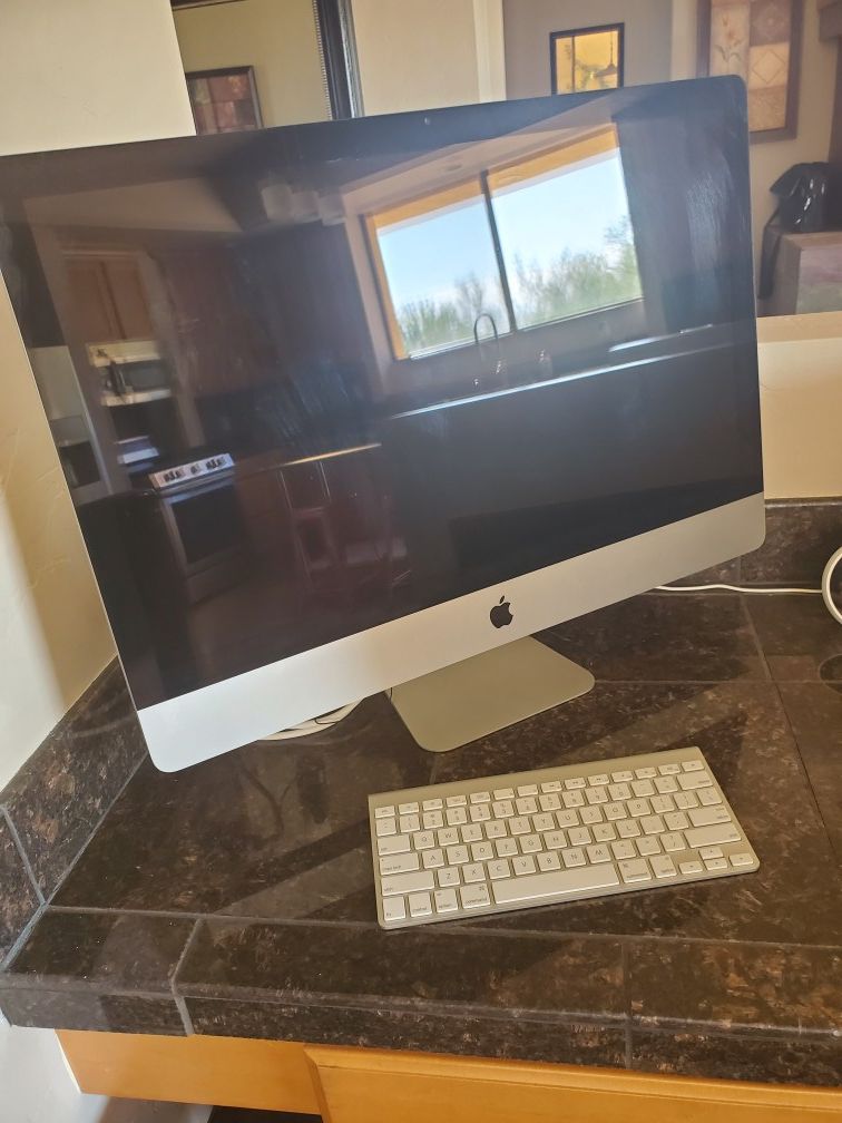 27" iMac Computer with wireless keyboard and mouse