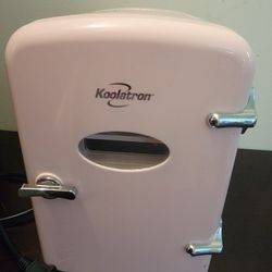  Koolatron 4L Retro Portable 6-Can Mini Fridge in pink. 