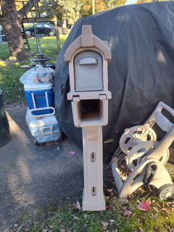Beige Rubbermaid mailbox can open from both sides has top n bottom also