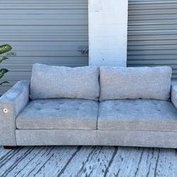 🔥Like-New Grey Sofa — Built-in USB + Charger • Free Delivery (10 mi) • Same-Day🚚