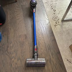 Dyson V8 Vacuum 
