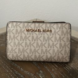 Women's LV Key Pouch for Sale in Tacoma, WA - OfferUp