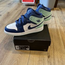Air Jordan 1 MID