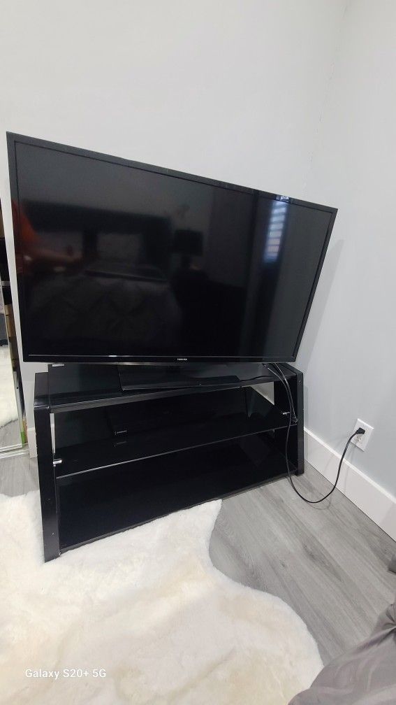 Tv / TV Stand