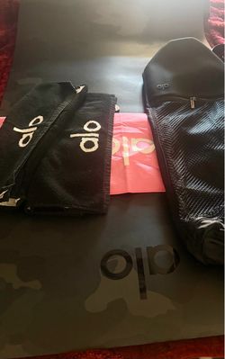 Alo yoga set includes a camouflage print yoga mat, a black mesh carrying bag