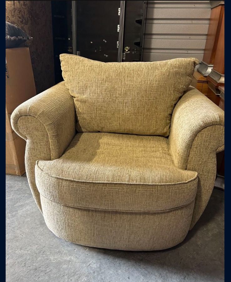 LARGE OVERSIZED CHAIR