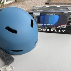 Giro Snowboarding Helmet & Oakley Goggles