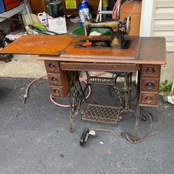 Singer early 1900s Sewing Machine. $300