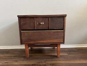 Genuine 1950s Mid Century Modern Walnut Nightstand 2 Drawer End Side Table 
