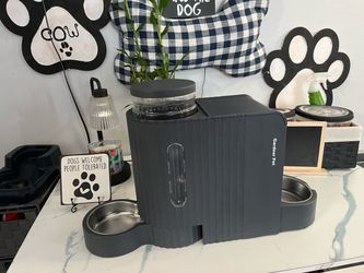Dog feeder with water tank