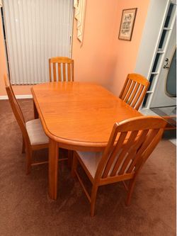 Dining room set- like new.