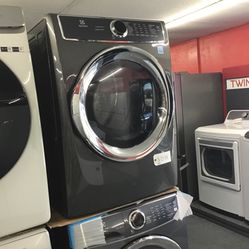 New Scratch And Dent Electrolux Front Load Washer And Dryer Set. 1 year Warranty 