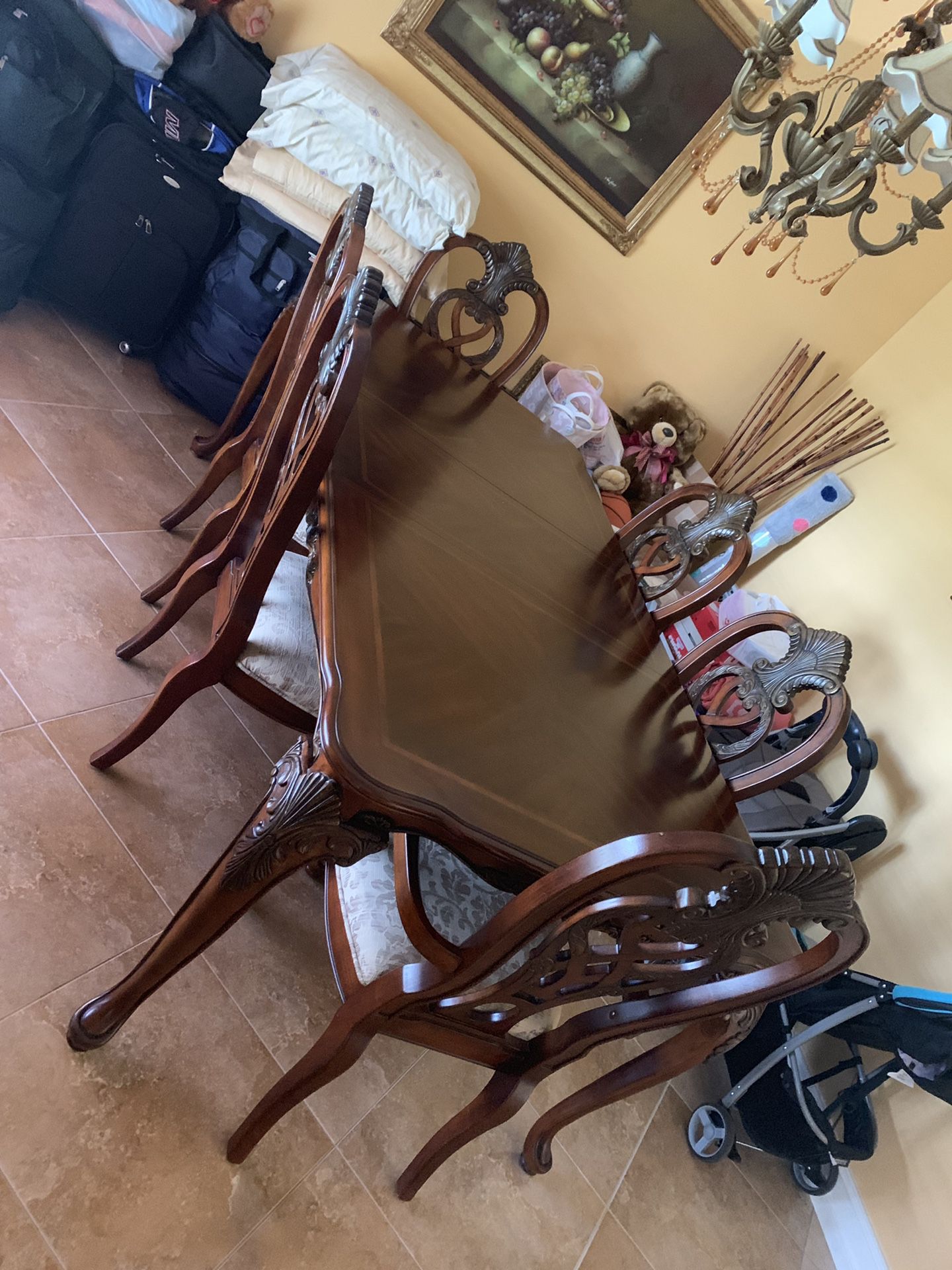 Dinning table with 6 chairs excellent condition