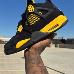 Jordan 4 “Thunder” Sz 9.5