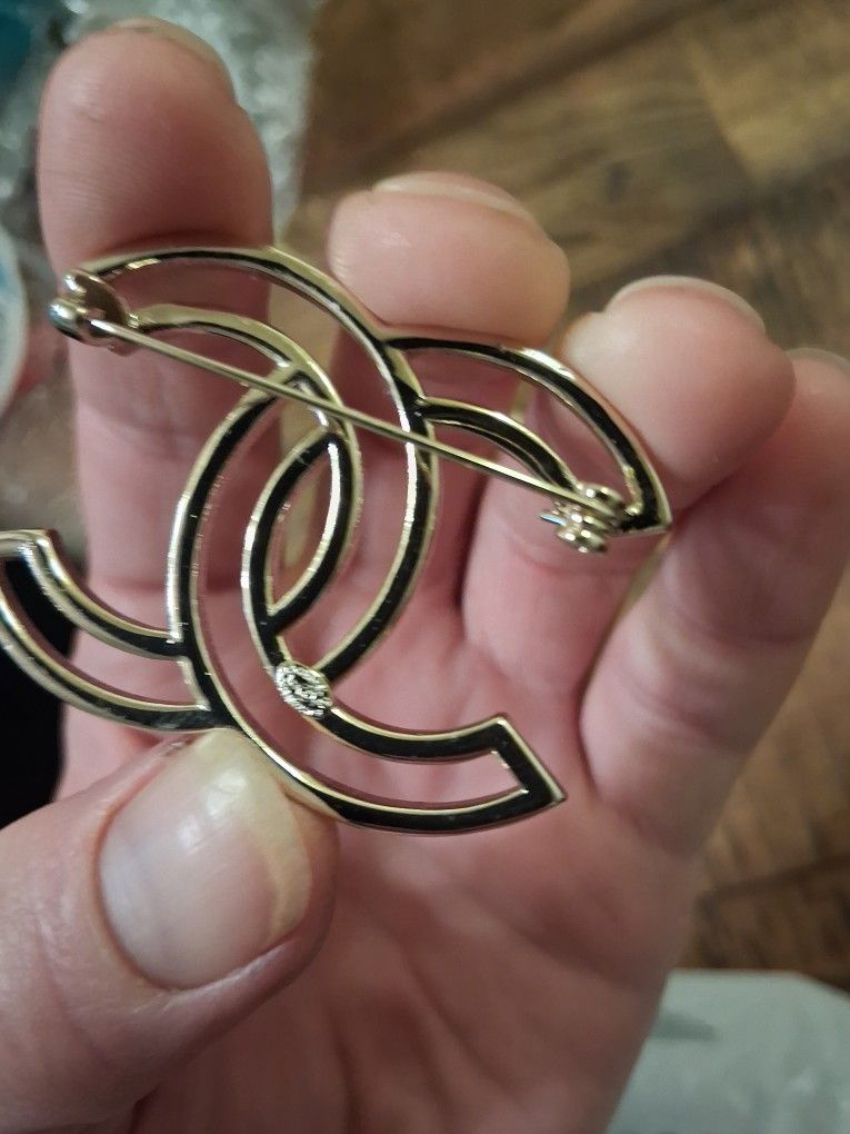 Chanel CC Pin & Brooch with Crystals And Gold Plated