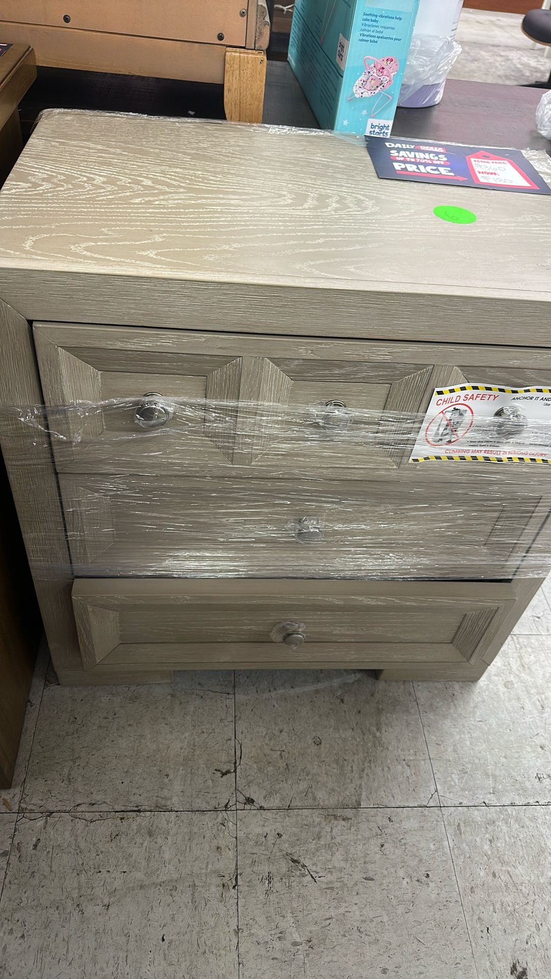 Grey/creme Nightstand
