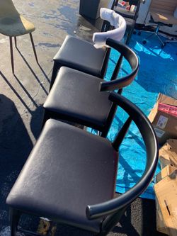 Set of 3 countertop chairs. New